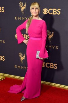 Jane Fonda au tapis rouge Emmys dans une robe rose fuchsia de gala