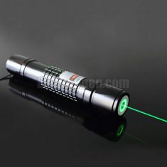 Laserpen groen 200mW waterdicht met 5 opzetstukjes.

De rubberen doorvoertule die zich op de beh ...