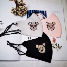 カウズ シャネルブランドマスクレディースキラキラロゴラインストーン