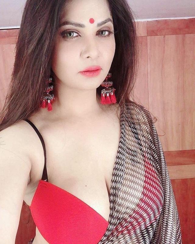 Gorgeous call girl in Peeragarhi 8130413441