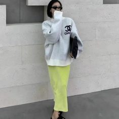 ハイブランドルイヴィトン パーカーとシャネル セーターとロエベ マフラー秋冬