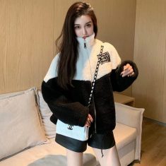 ハイブランドシャネル もこもこコートとニット帽とローファー靴 冬アイテム