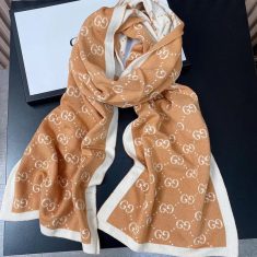 ハイブランドバーバリー アウターベストとグッチ 斜め掛けバッグとマフラー