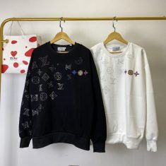 ハイブランドルイヴィトン パーカーとシャネル 財布とフェンディ ソックス