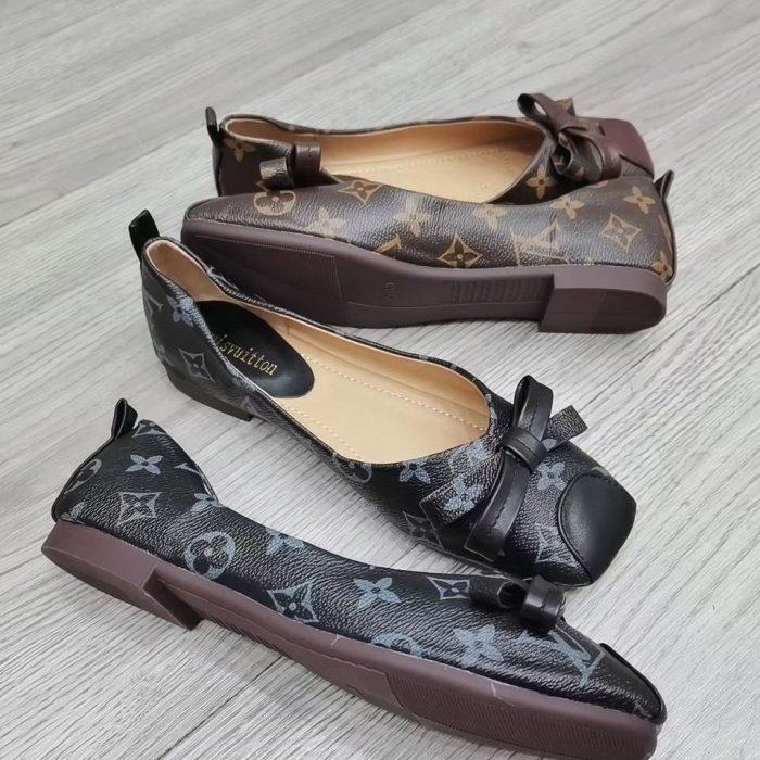 ブランドシャネル パーカーとグッチ ヘアクリップとルイヴィトン ローファー