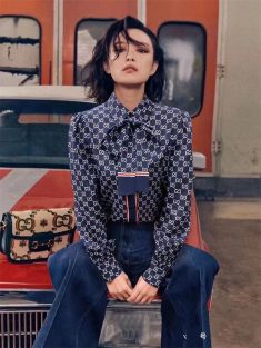 ブランドグッチ 長袖シャツと スニーカー靴とシャネル カチューシャ