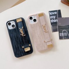 YSL 布製 iPhone 15ケース 手首バンド イヴサンローラン 高品質 アイホン15promaxケース メタルロゴ ア ...