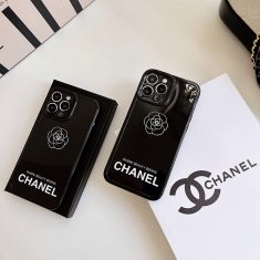シャネル iphone15 カバー 黒 シンプル ツバキ Chanel アイホン15 シリコンケース おしゃれ 亮面-Cutezaka
