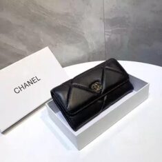 イブランドが手掛ける上質な素材とデザイン性が魅力の財布。最新トレンドは、ミニバッグにもすっきり収 ...