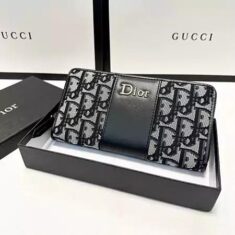 ハイブランドが手掛ける上質な素材とデザイン性が魅力の財布。最新トレンドは、ミニバッグにもすっきり ...